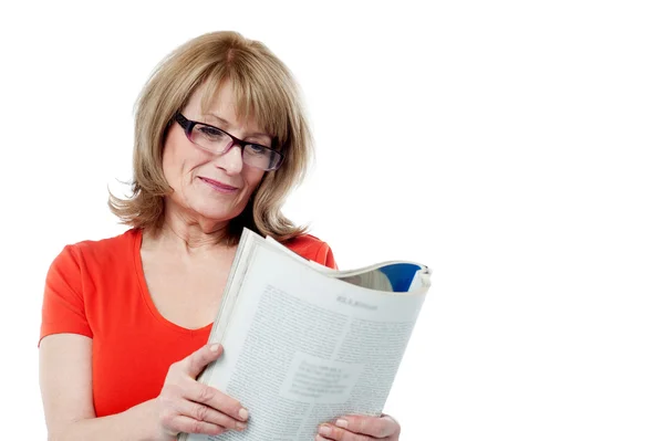 Aged lady reading an intersting book — Stock Photo, Image