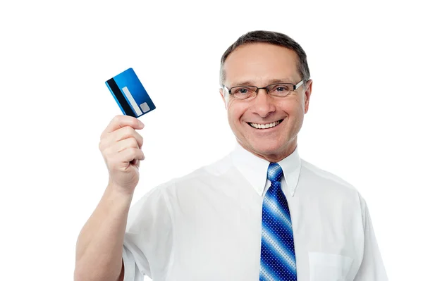 Kredi kartı tutan başarılı bir iş adamı — Stok fotoğraf