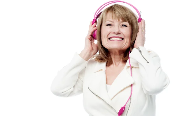 Pretty lady enjoying rock music — Stock Photo, Image