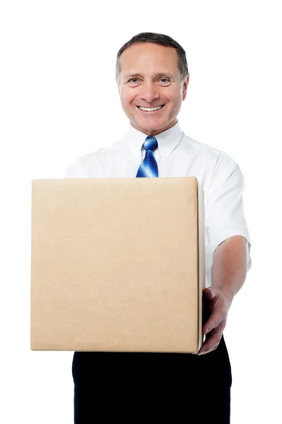 Podnikatel drží kartónová krabice — Stock fotografie
