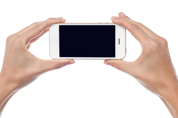 Frauenhand mit Mobiltelefon — Stockfoto