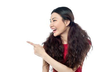 bir şeye işaret eden kız