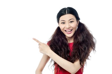 bir şeye doğru işaret eden kız