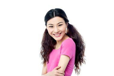 Kız gülümseyerek poz