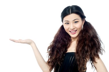 kadın modeli bir şey sunmak