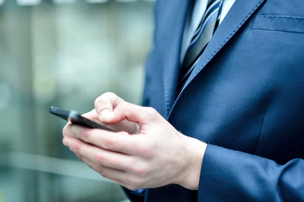 Man met mobiele telefoon — Stockfoto