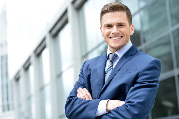 Hombre de negocios con los brazos cruzados — Foto de Stock