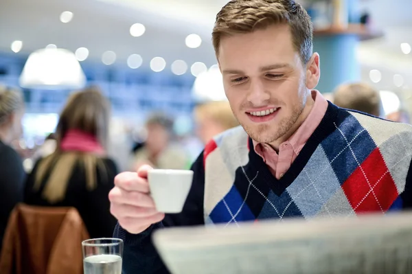 Guy reading newspapers — Stock Photo, Image