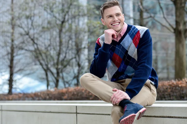 Guy sitting on curb — Stock Photo, Image