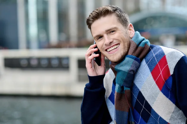 Hombre hablando por teléfono móvil — Foto de Stock