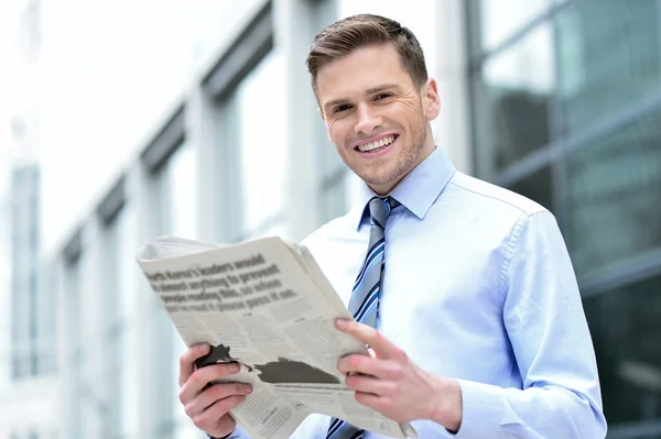 Masculino segurando jornal — Fotografia de Stock