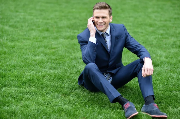 Hombre de negocios usando el teléfono móvil — Foto de Stock