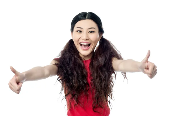 Girl showing double thumbs up — Stock Photo, Image