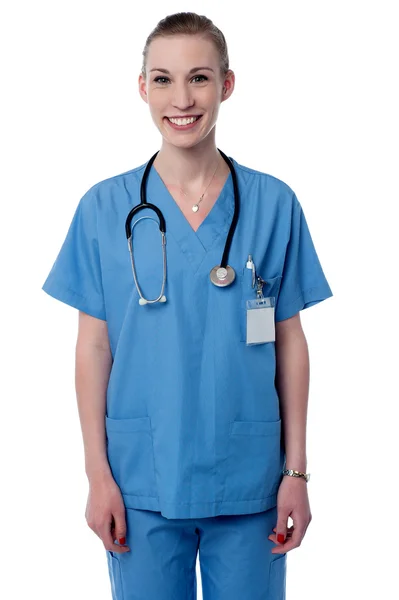 Ung ganska kvinnliga läkare — Stockfoto