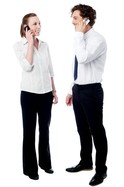 Empresários falando em telefones celulares — Fotografia de Stock