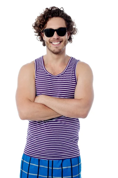Человек в солнечных очках и без рукавов — стоковое фото