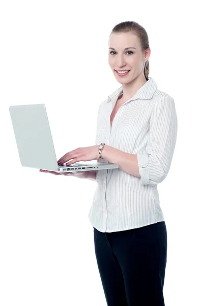 Firmy kobieta za pomocą laptopa Obrazy Stockowe bez tantiem