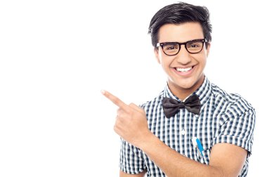 uzağa işaret gülümseyen genç adam