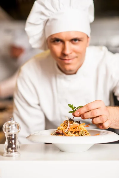 Chef arrangiert Nudelsalat in einer weißen Schüssel — Stockfoto