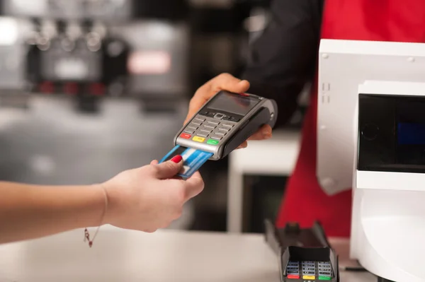 Tarjeta de débito deslizando en el dispositivo lector de tarjetas — Foto de Stock