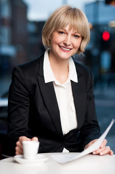 Corporate vrouwen in café met financiële verslagen — Stockfoto