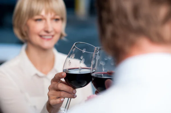 Imágenes borrosas de pareja levantan una copa de vino tinto — Foto de Stock