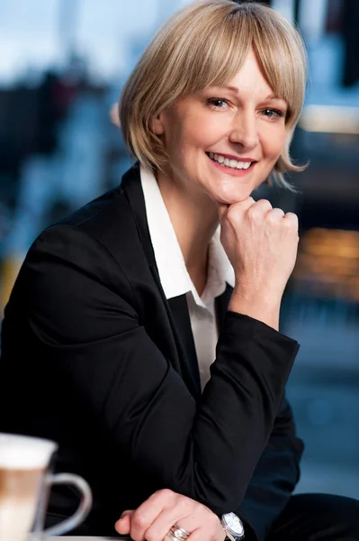 Glimlachende zakenvrouw poseren in stijl — Stockfoto