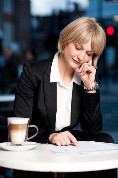Mujer de negocios reflexivo en la cafetería — Foto de Stock
