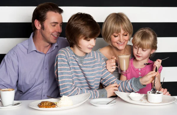 Famiglia che gusta la colazione in un ristorante — Foto Stock