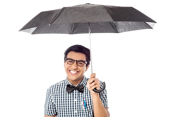傘を持つ若い男の笑みを浮かべてください。 — ストック写真