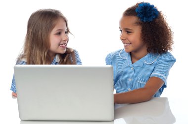 okul kızları laptop birlikte kullanma