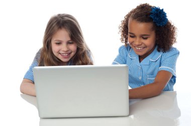 okul kızları laptop birlikte kullanma