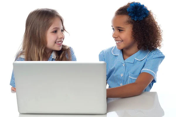 Las niñas de la escuela usando ordenador portátil juntos —  Fotos de Stock