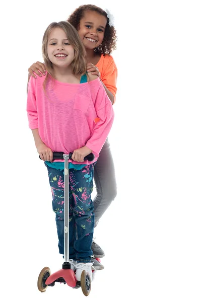 Petites filles avec scooter de skate — Photo