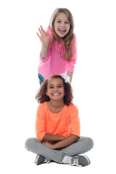 Meisjes zitten met haar benen gekruist — Stockfoto