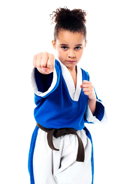 Weinig meisje praktijk karate — Stockfoto