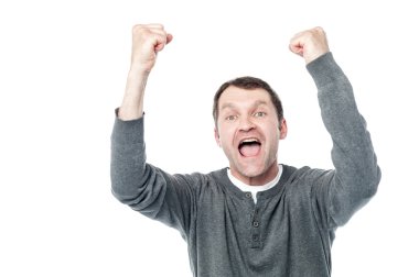 adam kollarıyla yukarı kutluyor.