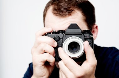 Adam alarak fotoğraf profesyonel kamera ile