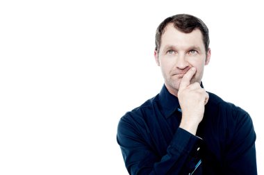 Parmakları dudaklarında bir iş adamı.