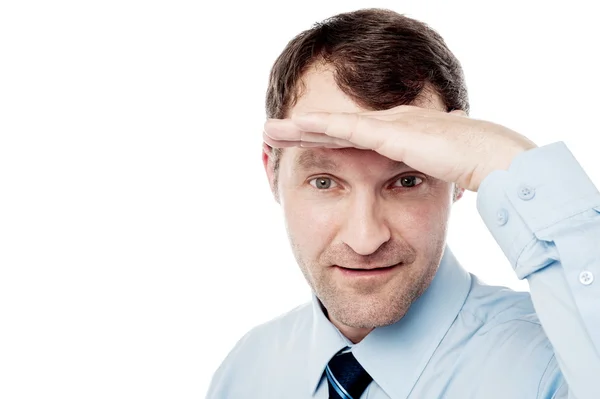 Ejecutivo de negocios observando algo — Foto de Stock