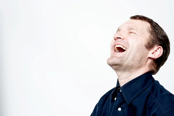 Mann lacht heftig — Stockfoto