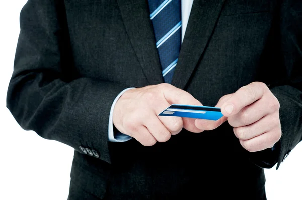 Бізнесмен перевіряє свою кредитну картку — стокове фото
