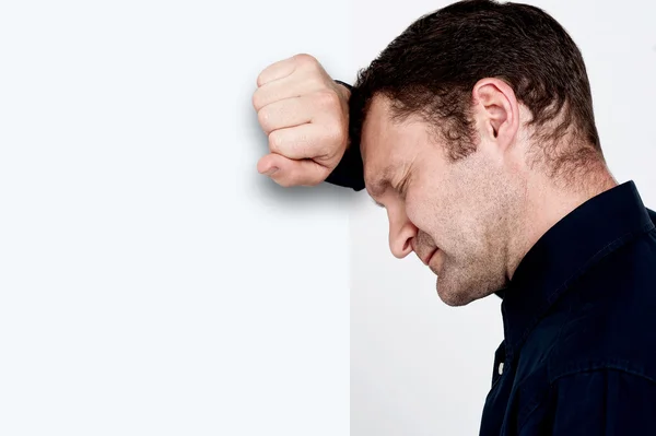 Homme déprimé contre un mur — Photo