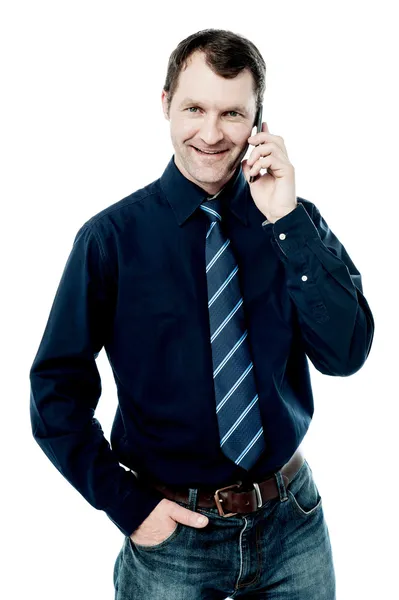 Affärsman som kommunicerar via mobiltelefon — Stockfoto