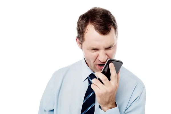 Mężczyzna krzyczy na jego telefon komórkowy — Zdjęcie stockowe