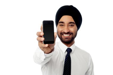 adam yeni cep telefonunu gösterilen