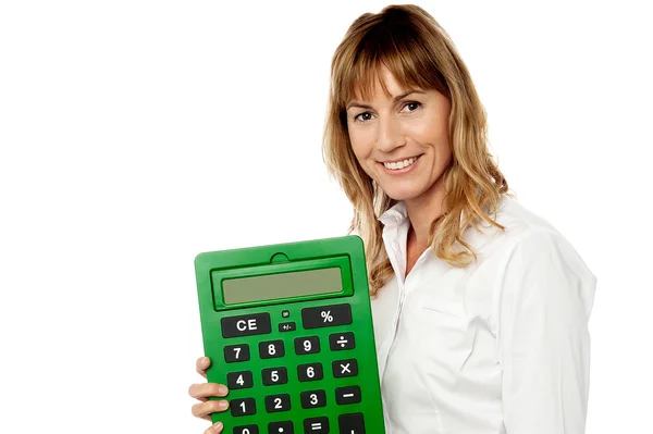 Femme comptable exploitant calculatrice — Photo