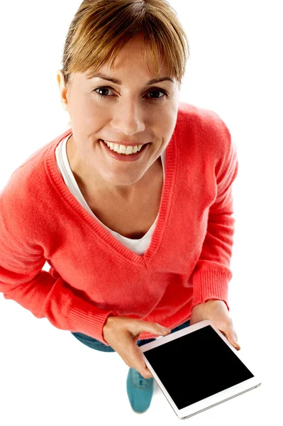 Frau hält Tablet-PC in der Hand — Stockfoto