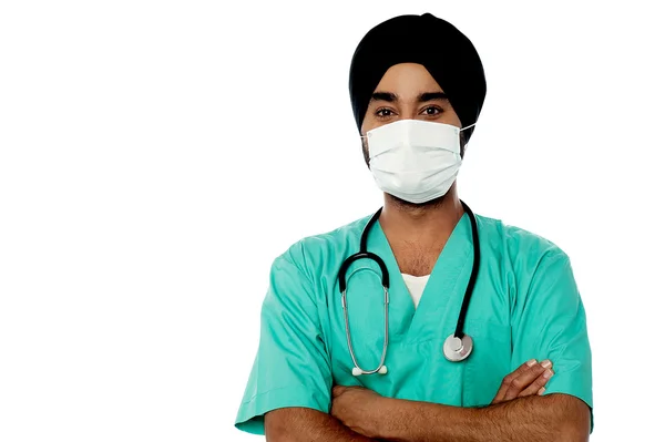 Medico in posa con maschera chirurgica — Foto Stock