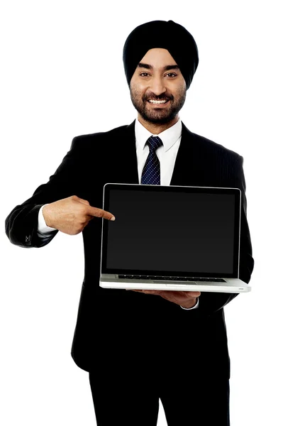 Индийский продавец представляет новый ноутбук — стоковое фото